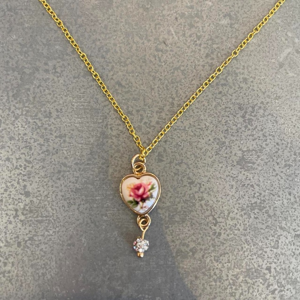 Gold necklace with heart pendant🌟💗